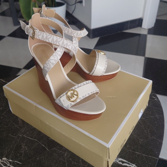 Michael Kors Carmen Wedge - Picture 10 of 10